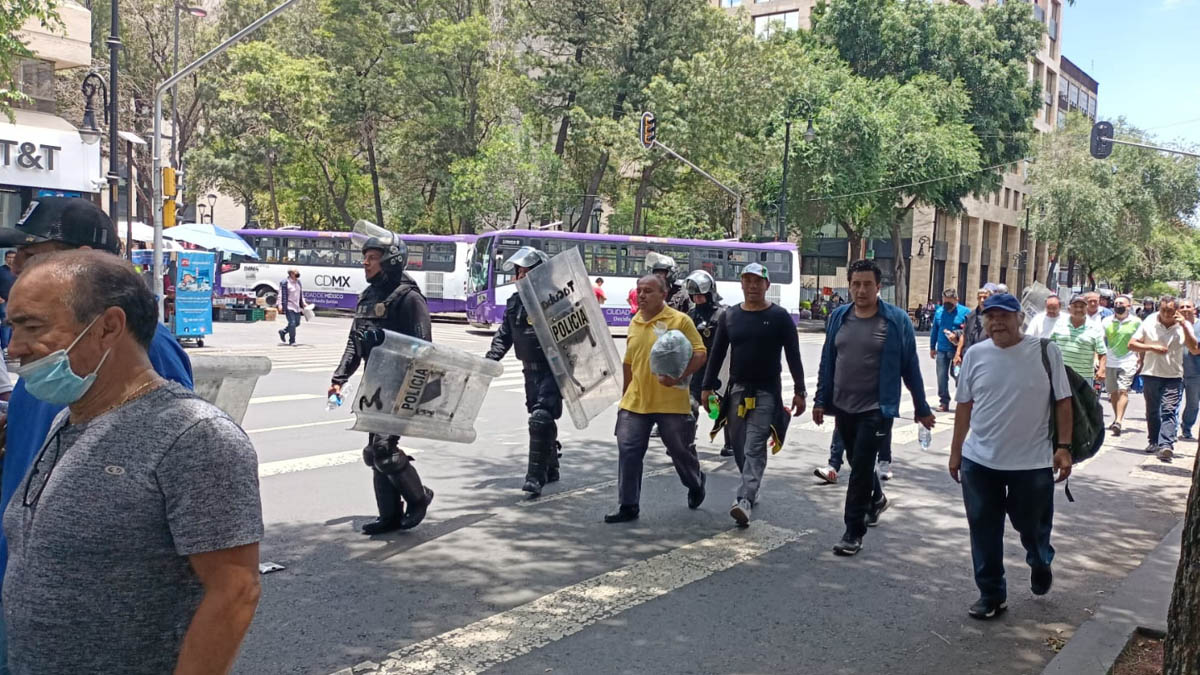 Transportistas que bloquearon avenidas de CDMX marchan y protestan en el Zócalo