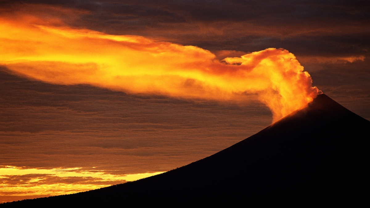 El volcán del monte Ulawun, al noreste de Papúa Nueva Guinea, entró en erupción este jueves, arrojando enormes nubes de ceniza gris.