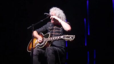 Brian May llora al tocar junto al holograma de Freddie Mercury