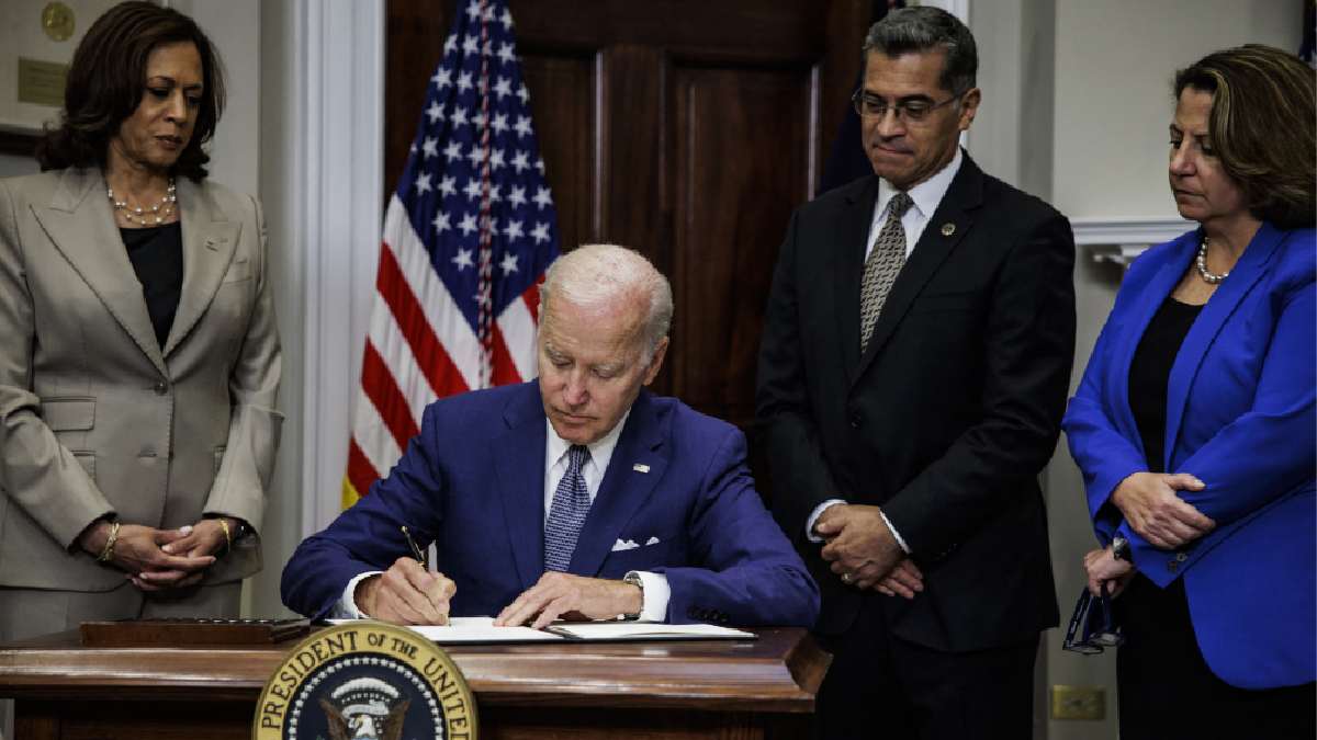 Presidente Biden firma orden para proteger acceso al aborto y a anticonceptivos