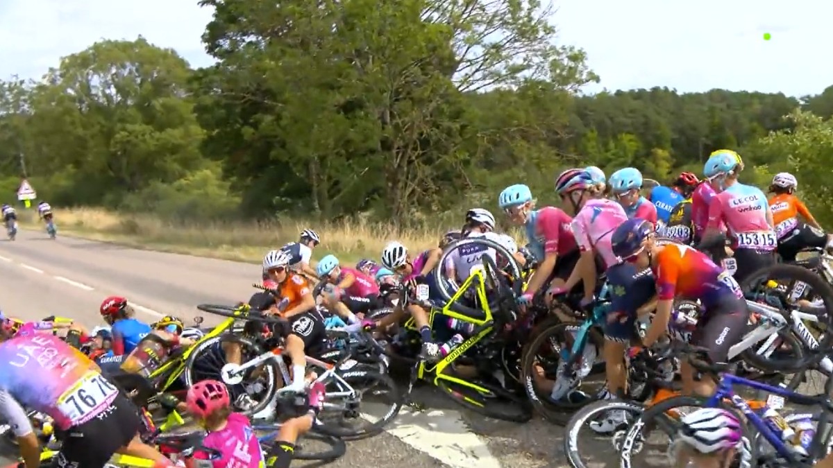 Terrible caída masiva de 40 ciclistas en el Tour de Francia Femenino