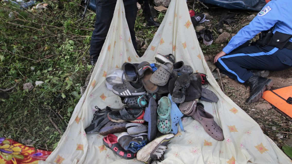 Seorang pengemudi kehilangan kendali atas sebuah bus di Nikaragua dan jatuh dari tebing, mungkin 13 dari korban tewas adalah migran