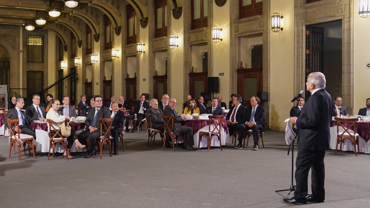 López Obrador cena con empresarios en Palacio Nacional; los invita a sorteo del 15 de septiembre