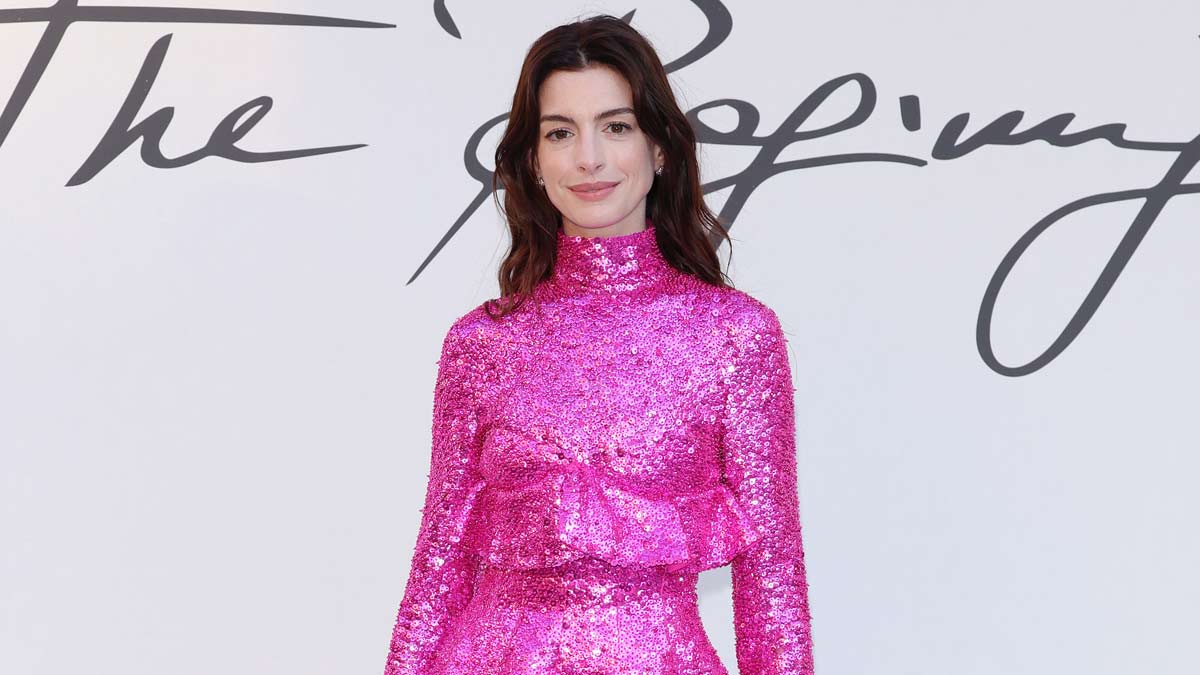 Anne Hathaway luce como Barbie con vestido rosa y plataformas en desfile de moda