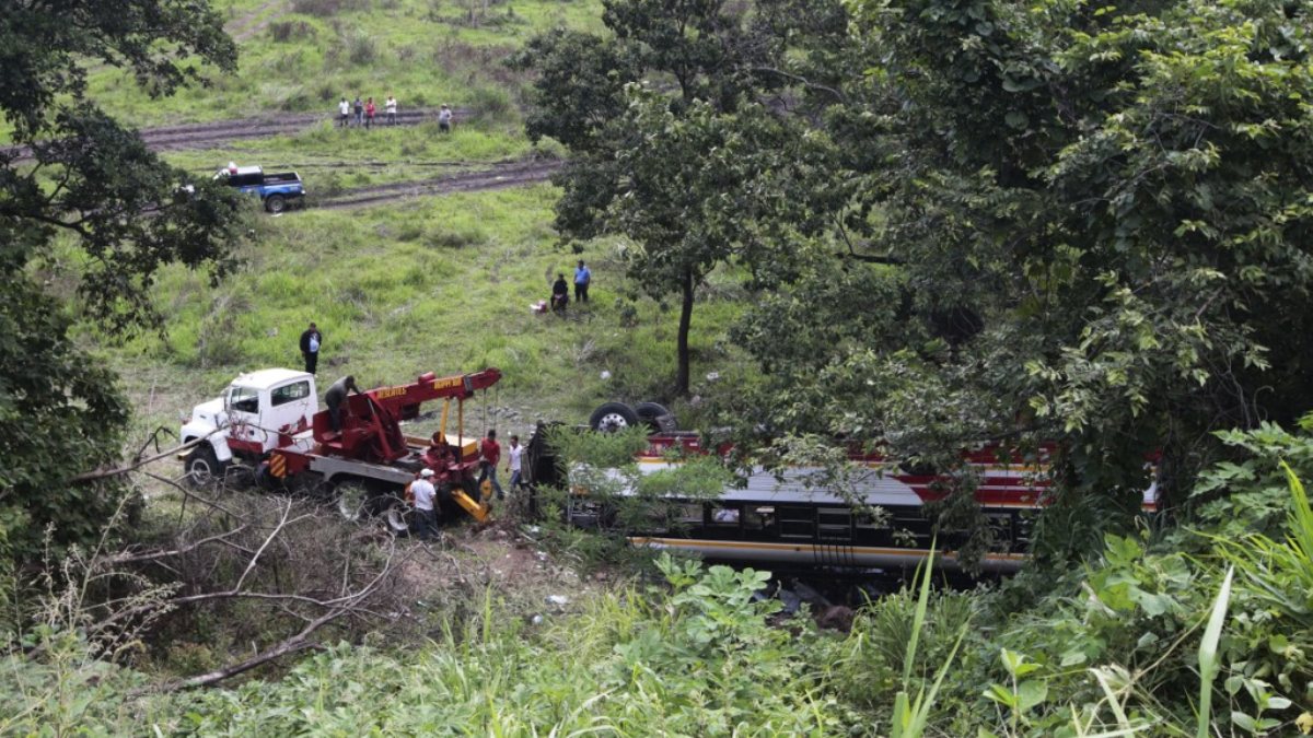 Un conductor perdió el control de un autobús en Nicaragua y cayó al precipicio, 13 de los fallecidos, presumiblemente eran migrantes