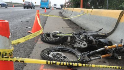 CDMX: camioneta arrolla a moto; roban 100 mil pesos a conductor; ve video