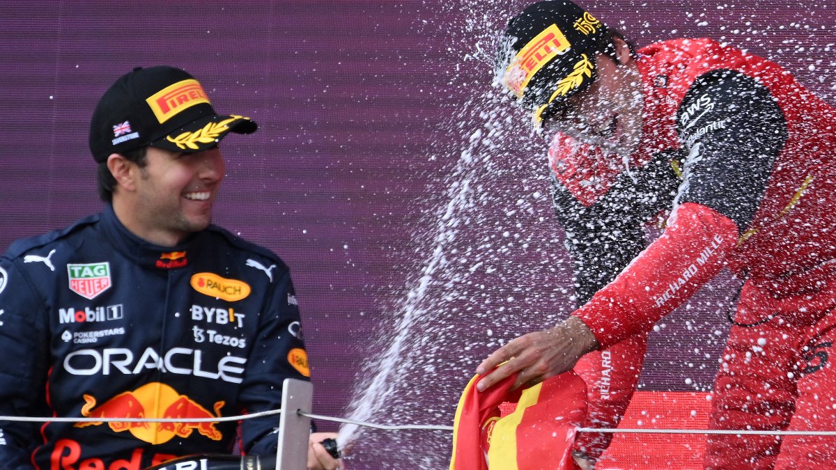 Así fue la épica felicitación de Checo Pérez a Carlos Sainz en Gran Bretaña