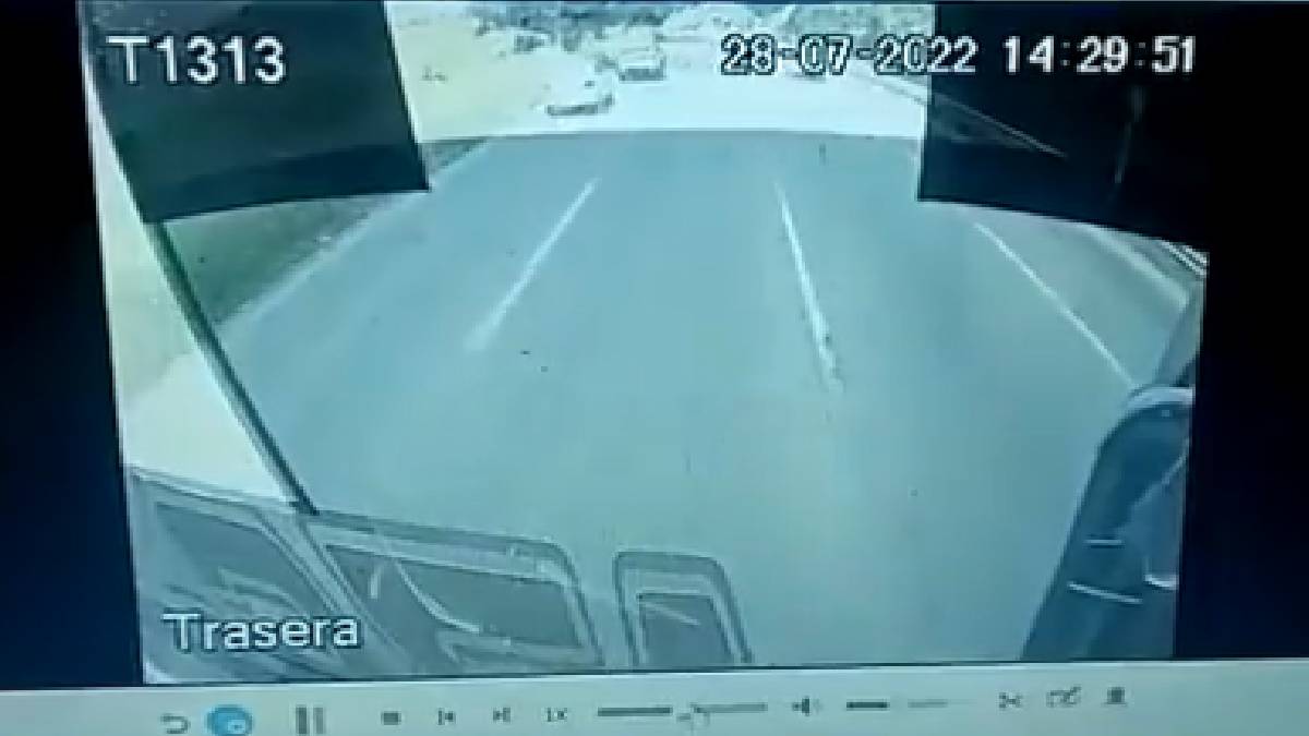 Momento exacto en que tráiler se impacta con varios autos en carretera a Chapala
