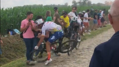 Ciclistas sufren diversas fracturas tras chocar con un espectador en el Tour de Francia 2022