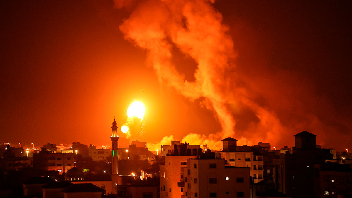 ¡Cielo rojo en Gaza! Bombardeos iluminan así la oscura noche
