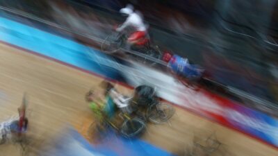 Juegos de la Commonwealth: ciclista Matt Walls embiste a público