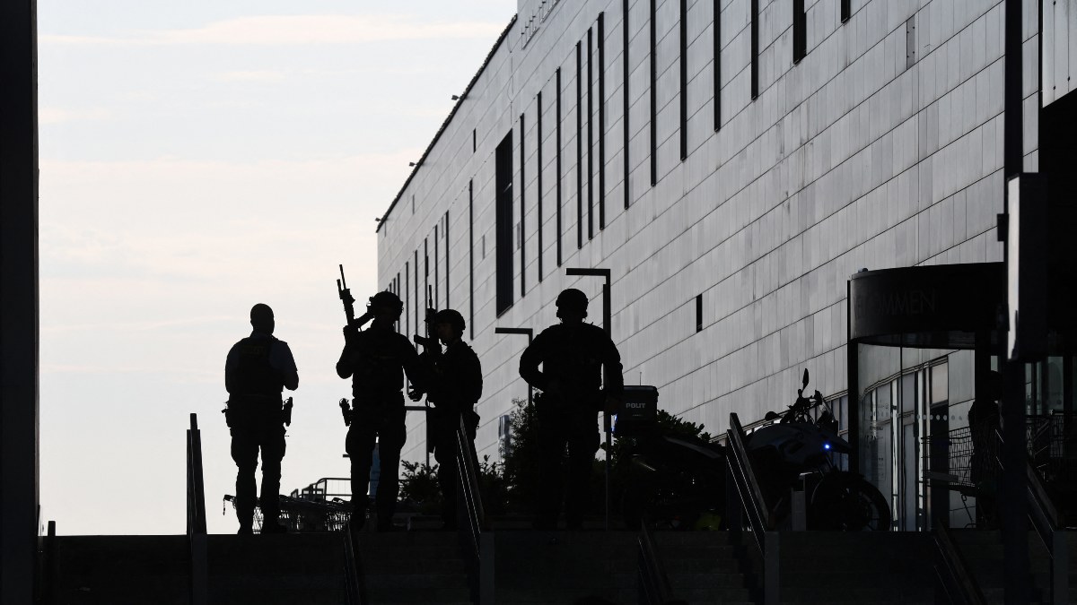 Confirman tres muertos tras tiroteo en centro comercial de Copenhague; el agresor, detenido