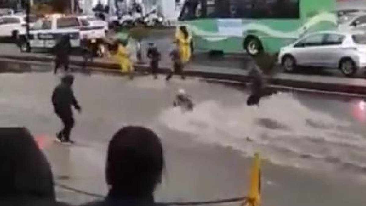 Motociclista es arrastrado por corriente de agua en Tlalpan; ve video