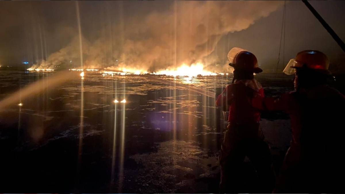 Tormenta eléctrica provoca incendio en refinería de Pemex; hay un muerto