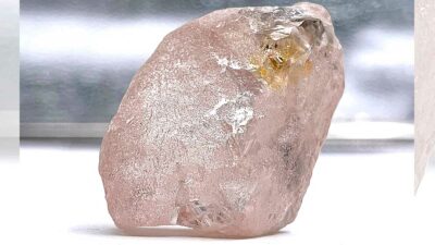 El raro diamante rosa, de tipo IIa, tiene una de las formas más raras y puras de las piedras naturales. Foto: AFP