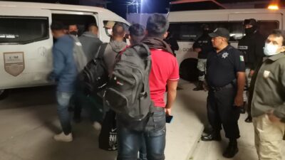 En Acajete, Puebla, aseguran a 80 migrantes en autobús de turismo