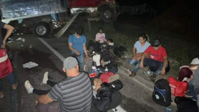 En Chiapas, camión vuelca y deja 13 migrantes heridos y se registra balacera
