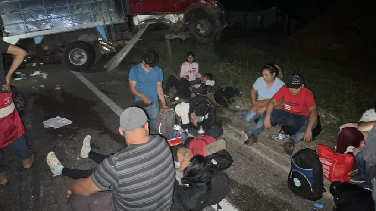 ¡De locura! Camión con migrantes vuelca y deja 13 heridos en Chiapas; en el lugar del accidente se registra balacera