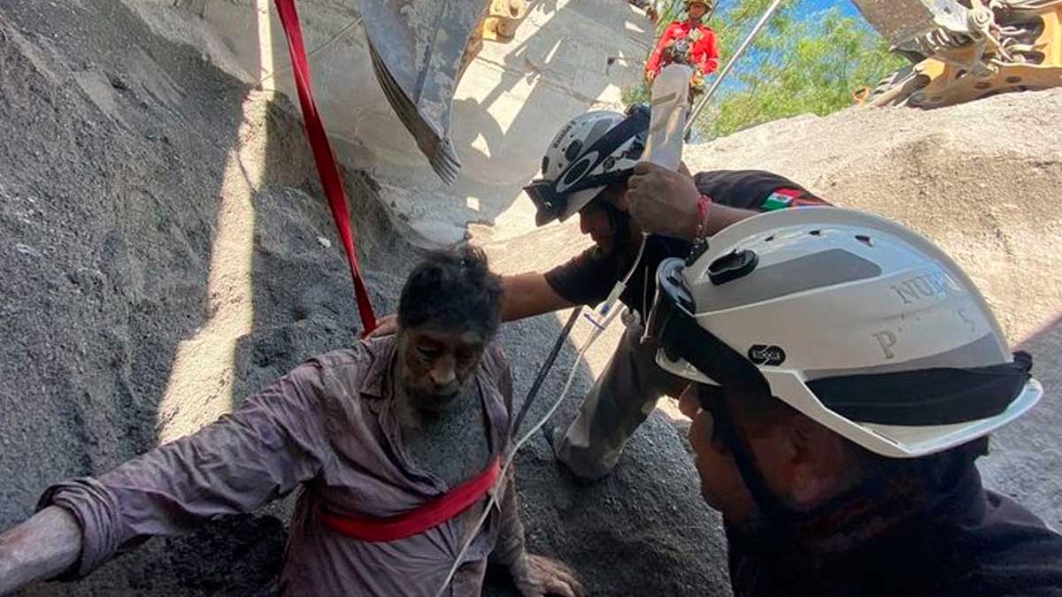En Escobedo, Nuevo León, un trabajador queda atrapado bajo arena