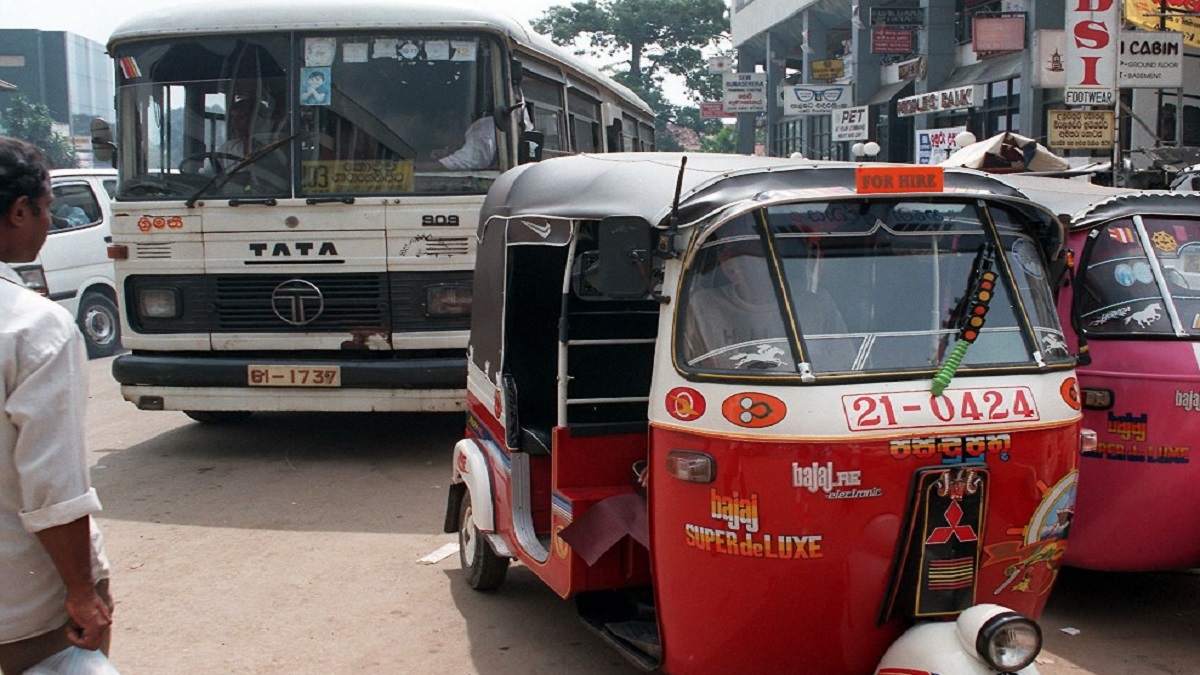 En la India detienen un minimototaxi con 27 personas a bordo; video
