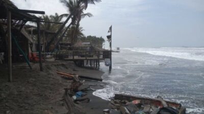 En Lázaro Cárdenas, Michoacán, mar de fondo afecta a negocios