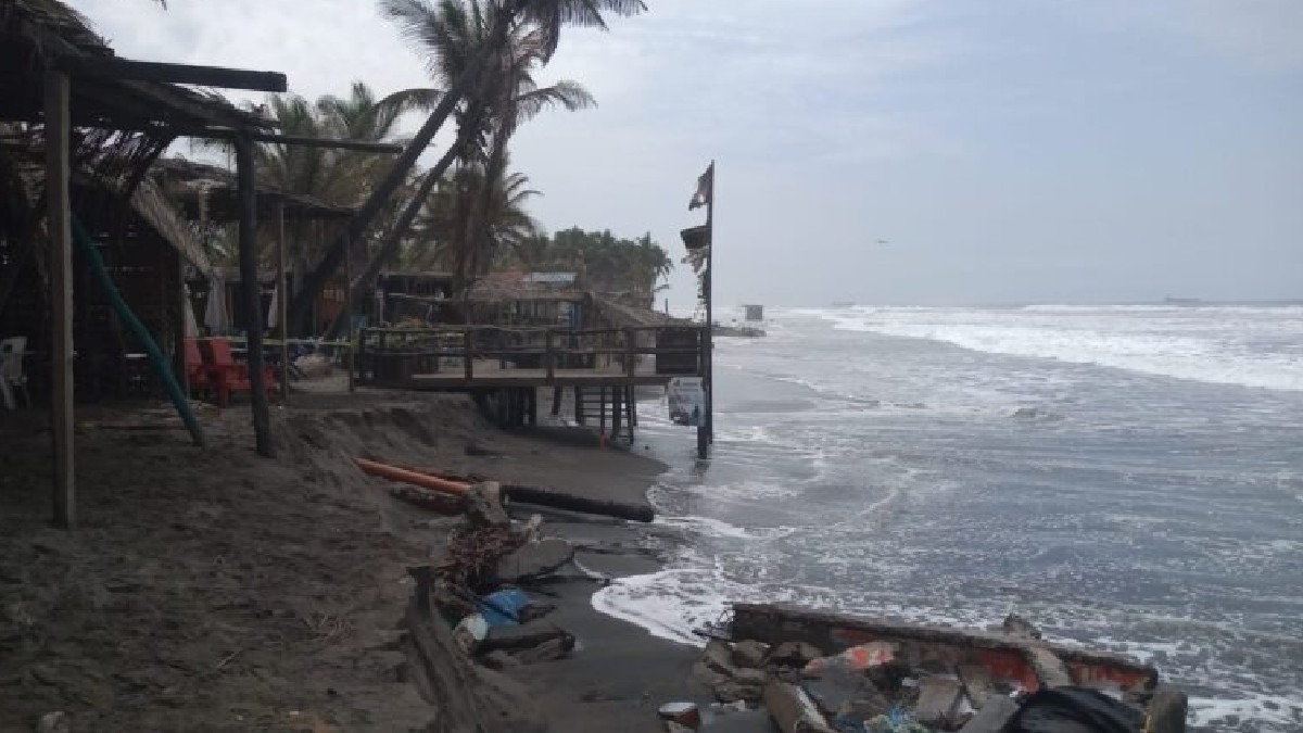 Mar de fondo afecta negocios en la costa de Lázaro Cárdenas, Michoacán