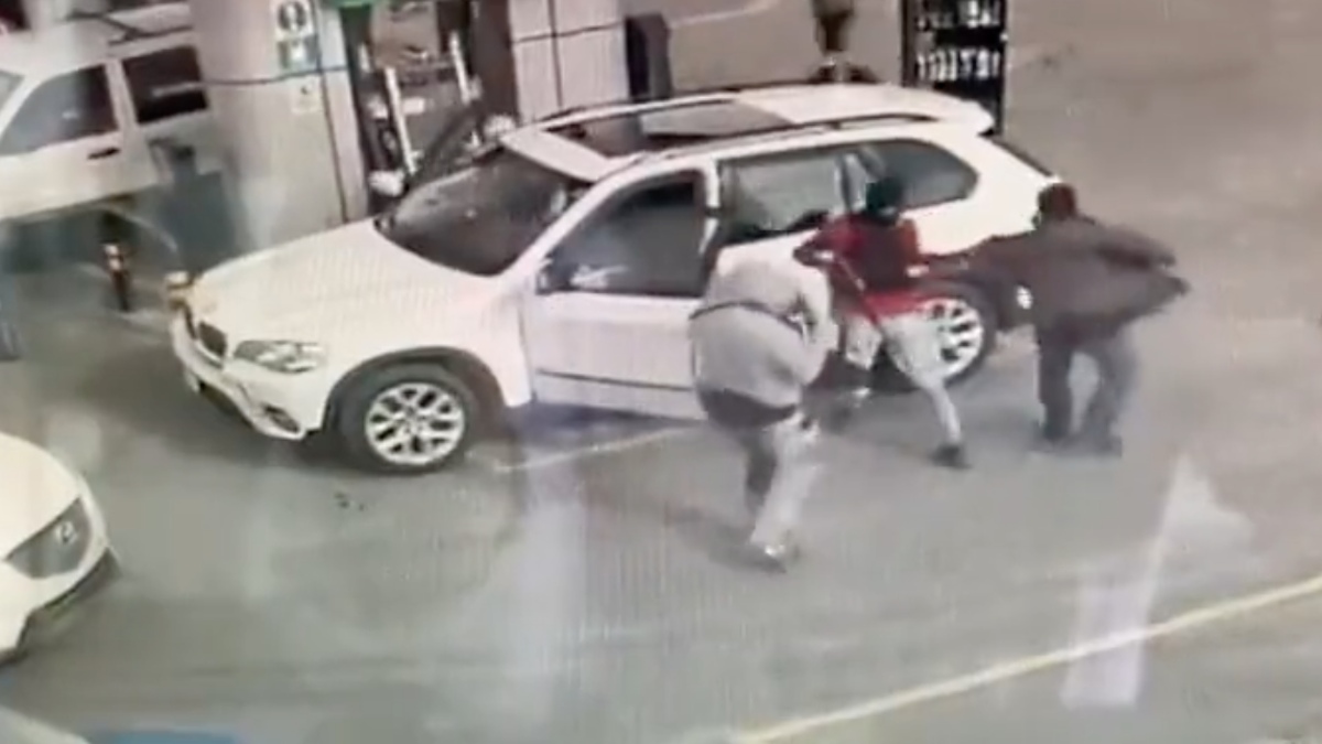 Video: sujetos con armas largas secuestran a un hombre en gasolinera de Villagrán, Guanajuato