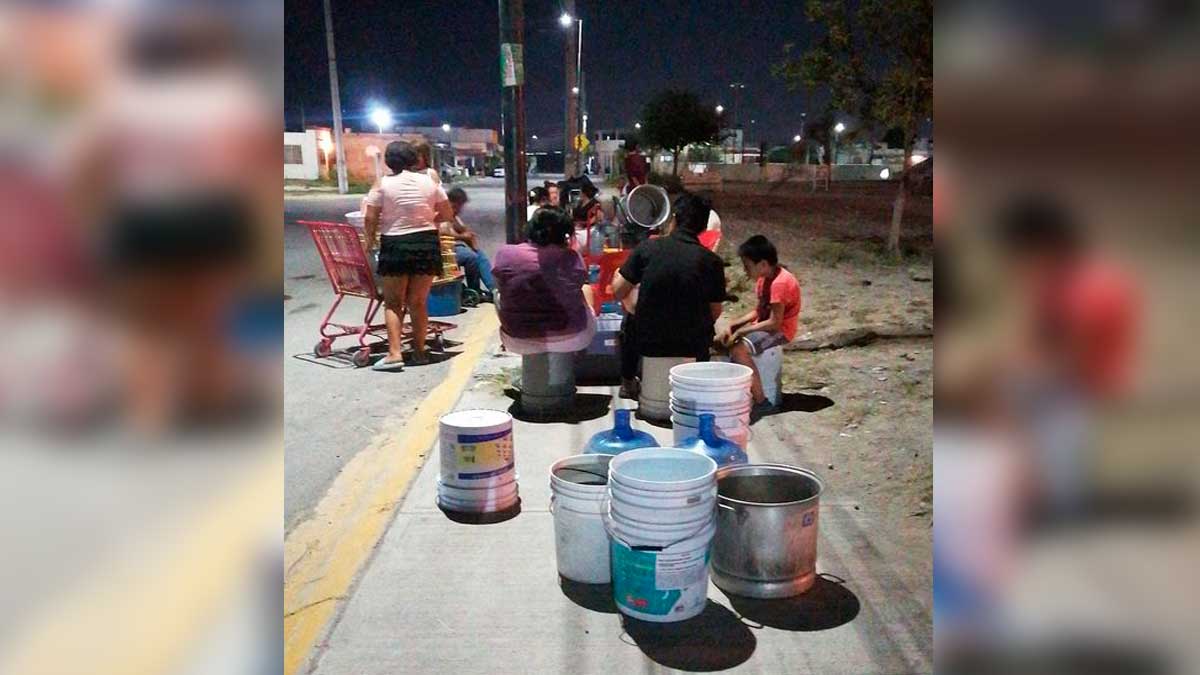 En Zuazua, Nuevo León, hacen fila para esperar pipa de agua en la madrugada