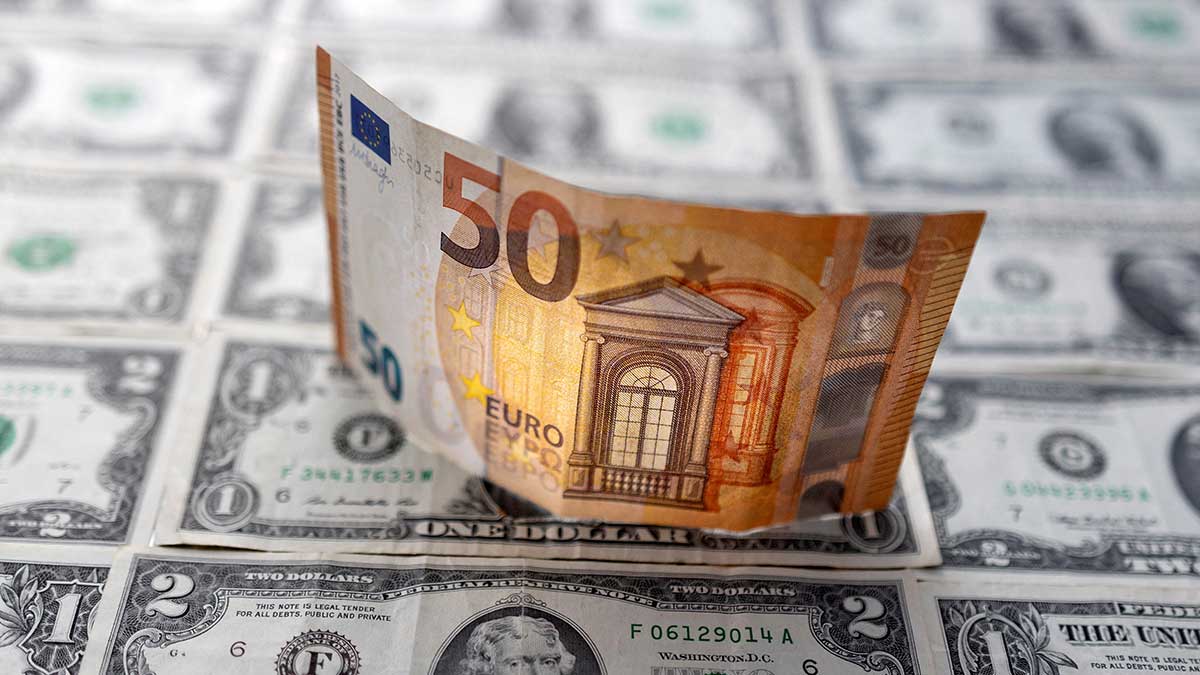 Euro alcanza la paridad con el dólar por primera vez en 20 años