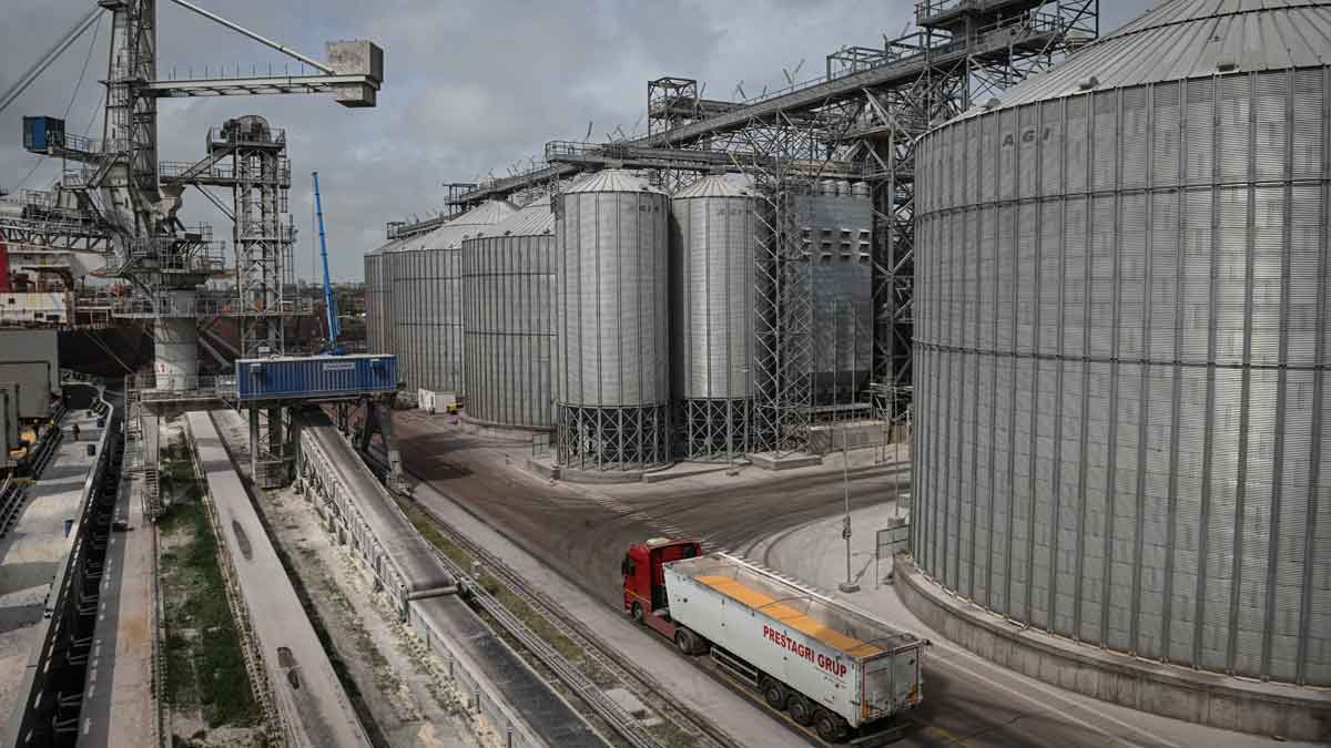 Tras acuerdo con Rusia, puertos ucranianos para exportación de cereales reanudan operaciones