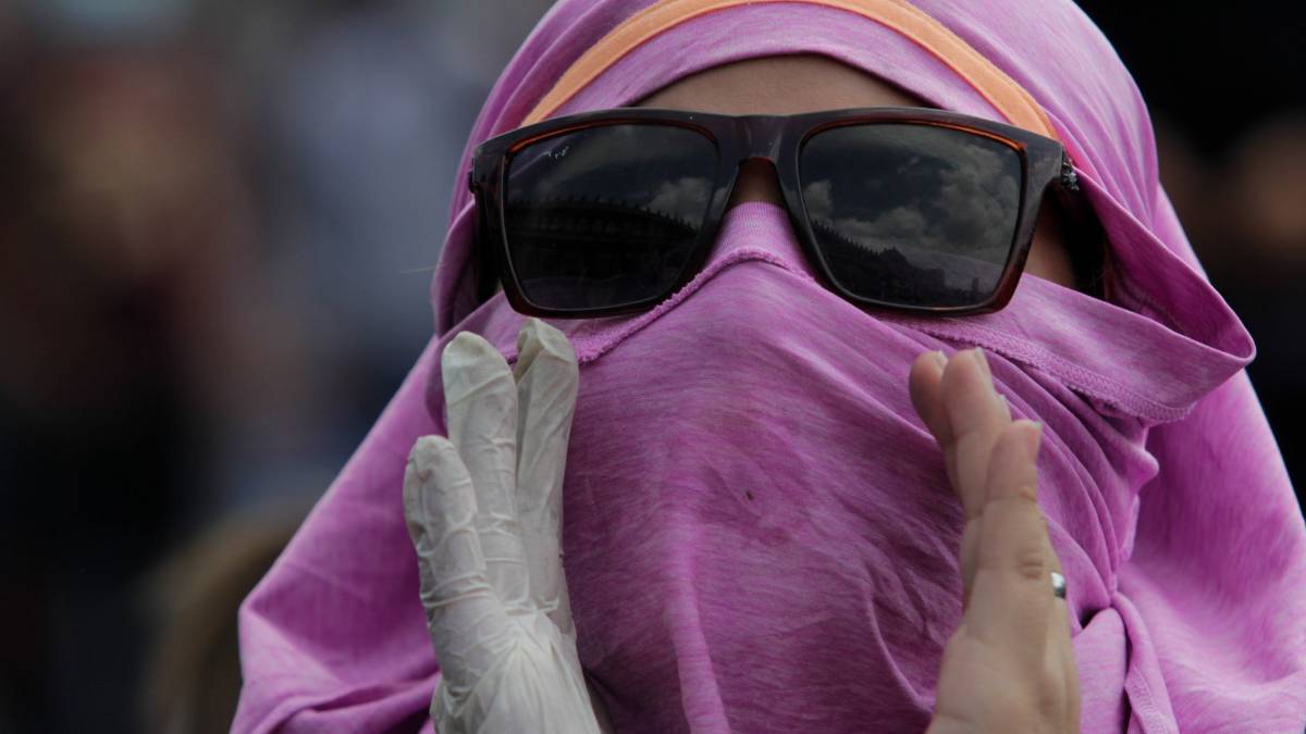 Feministas protestan en el Zócalo y se enfrentan a policías