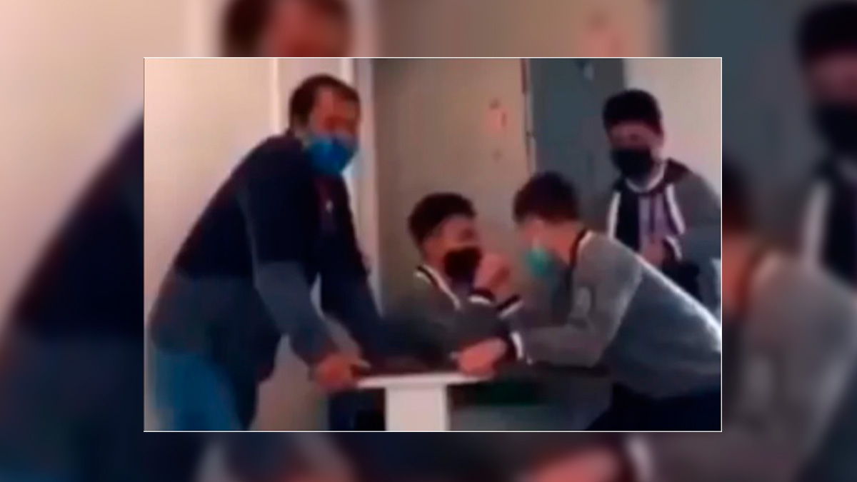 Puebla: alumno se fractura tras duelo de fuercitas; ve video