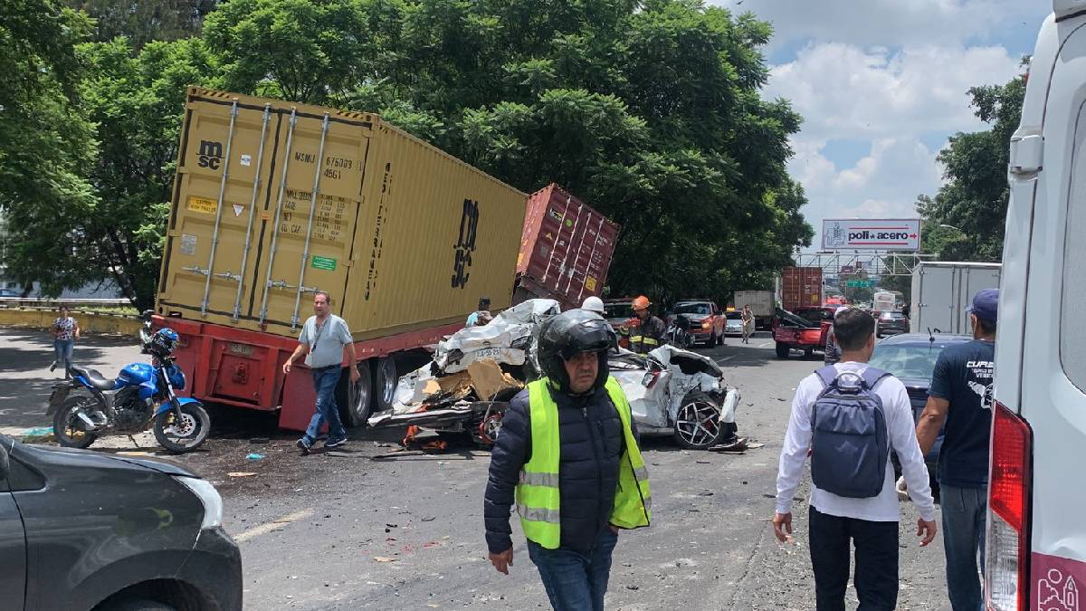 Fuerte choque entre tráiler y varios autos en carretera a Chapala; hay un muerto y 7 heridos: ve rutas alternas
