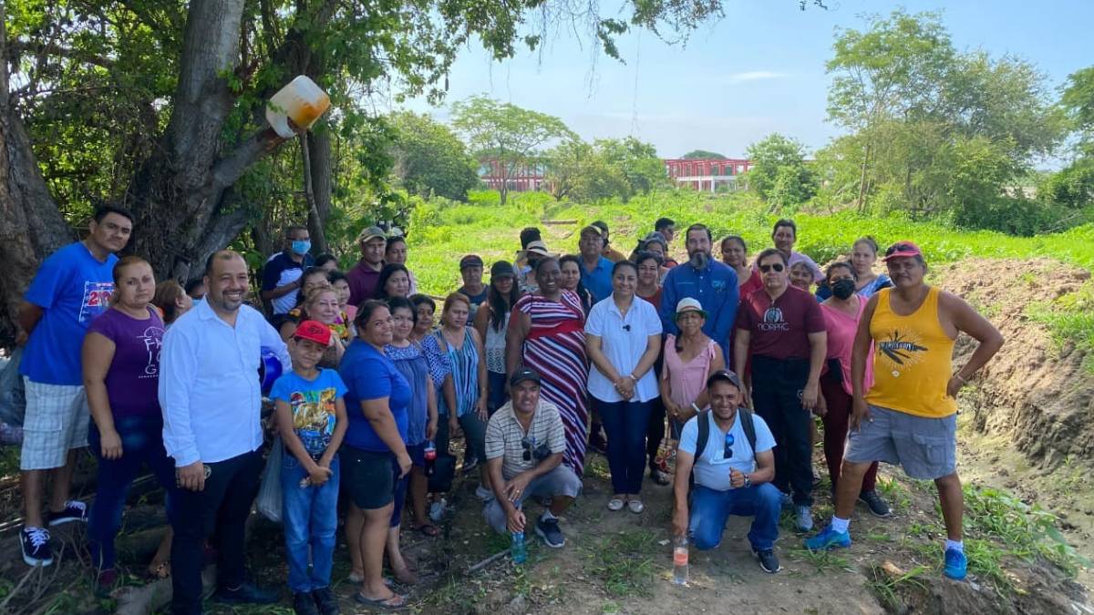 Griselda Martínez dona terreno a familias en Campos, Manzanillo