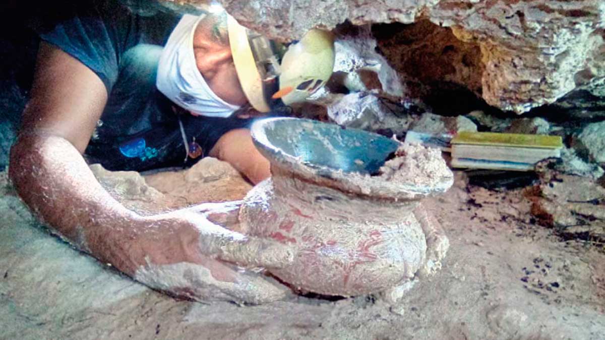 ¡Extraña y completa! INAH descubre una vasija maya en Playa del Carmen; ve imágenes