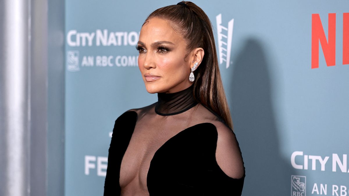 ¡Al natural! Jennifer Lopez celebra su cumple 53 con sensual video