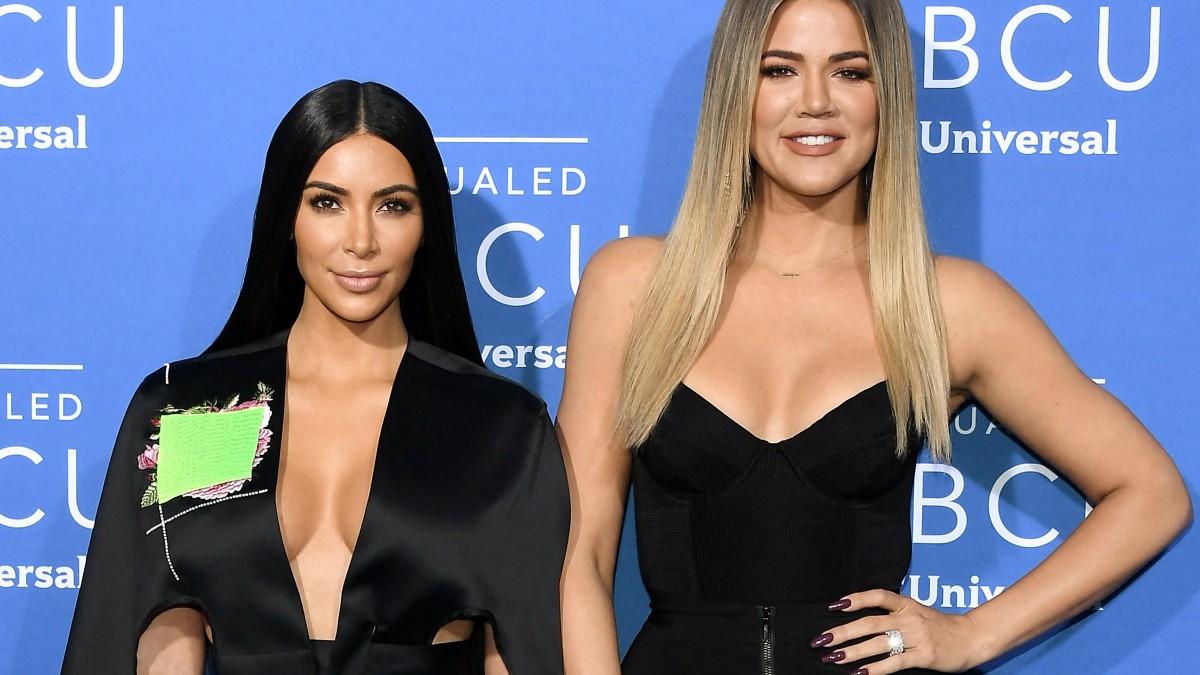 Kim y Khloe Kardashian presumen bikini y cabellera rubia
