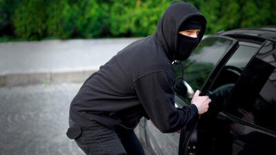 Video viral: ladrón intenta robar un carro; no sabe manejar
