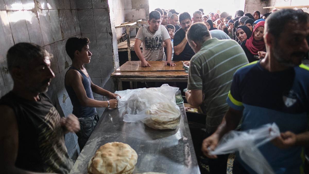 Líbano vive escasez de pan; habitantes hacen largas filas para comprar