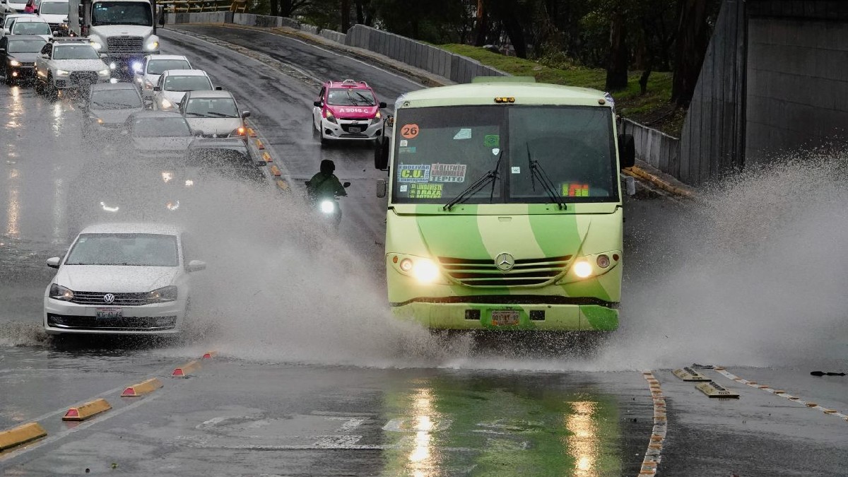 Lluvias en CDMX: Calles de Tlalpan se inundan y arrastran ambulancia