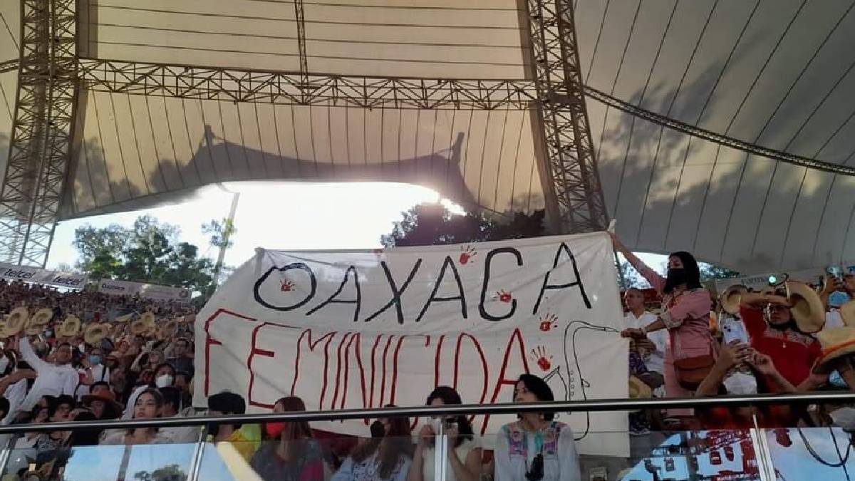 “Oaxaca feminicida”: protesta María Elena Ríos, saxofonista atacada con ácido, y la corren de la Guelaguetza