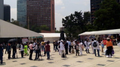 Médicos residentes se manifiestan en el Monumento a la Revolución