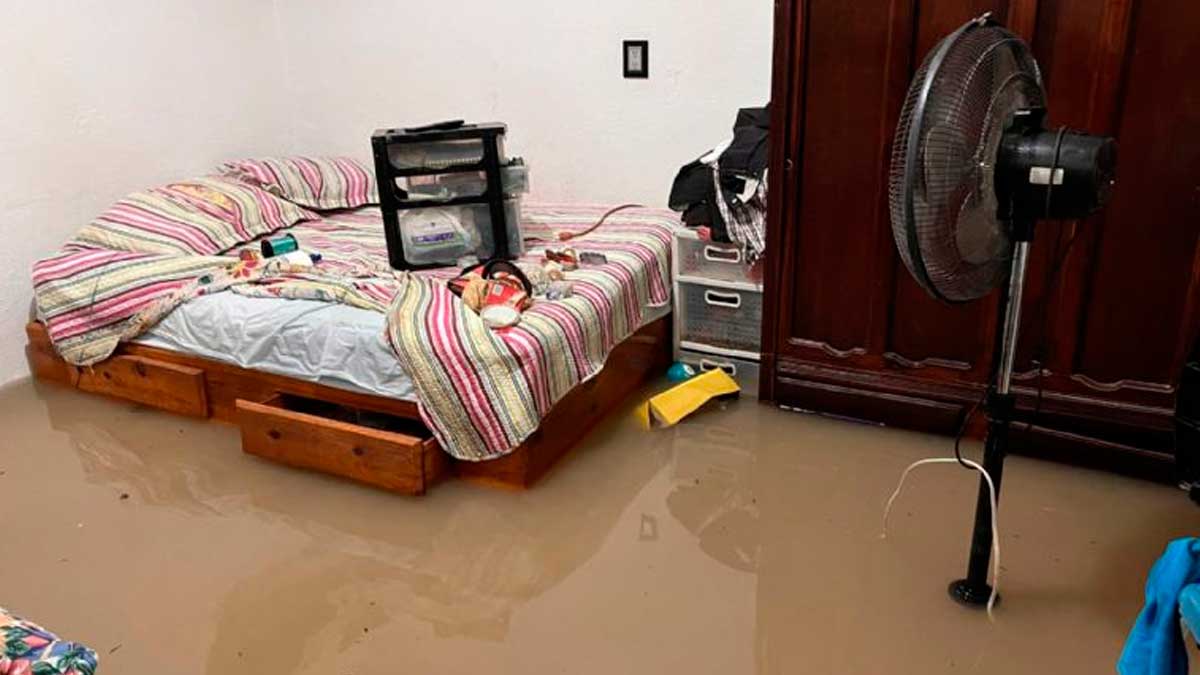 ¿Y la sequía? Megafuga de agua en Monterrey daña casas y un auto