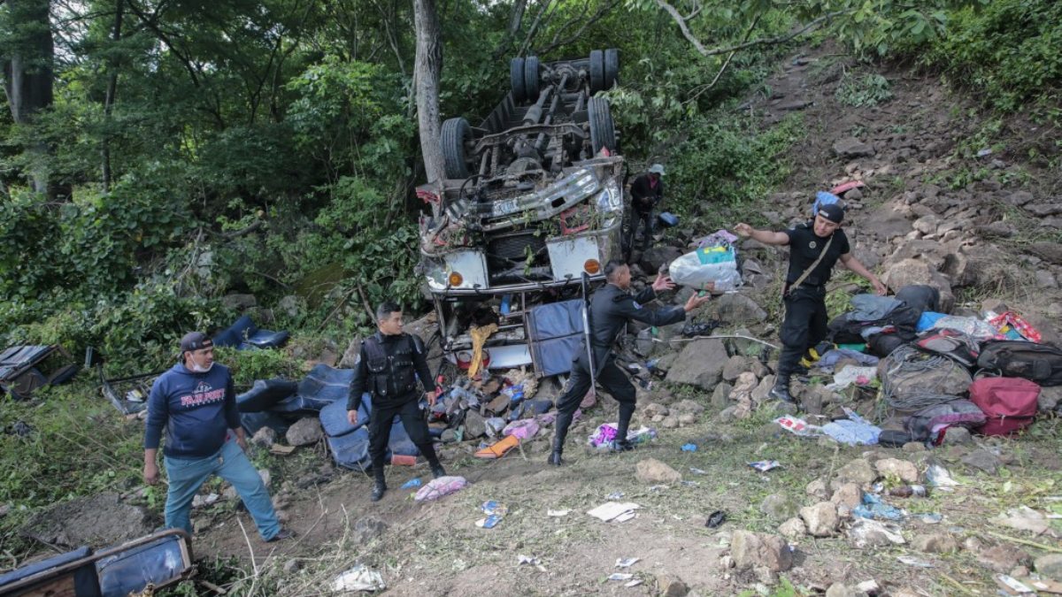 Seorang pengemudi kehilangan kendali atas sebuah bus di Nikaragua dan jatuh dari tebing, mungkin 13 dari korban tewas adalah migran