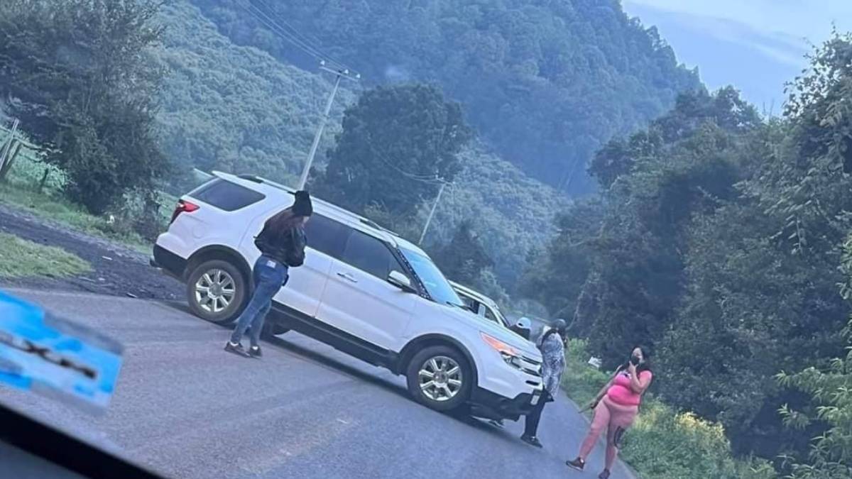 Uruapan: Civiles armados siembran terror queman vehículos y bloquean carreteras