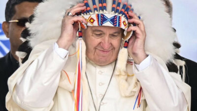El arrepentimiento del Papa Francisco de 1.300 millones de católicos fue recibido con aplausos por una multitud de los pueblos originarios