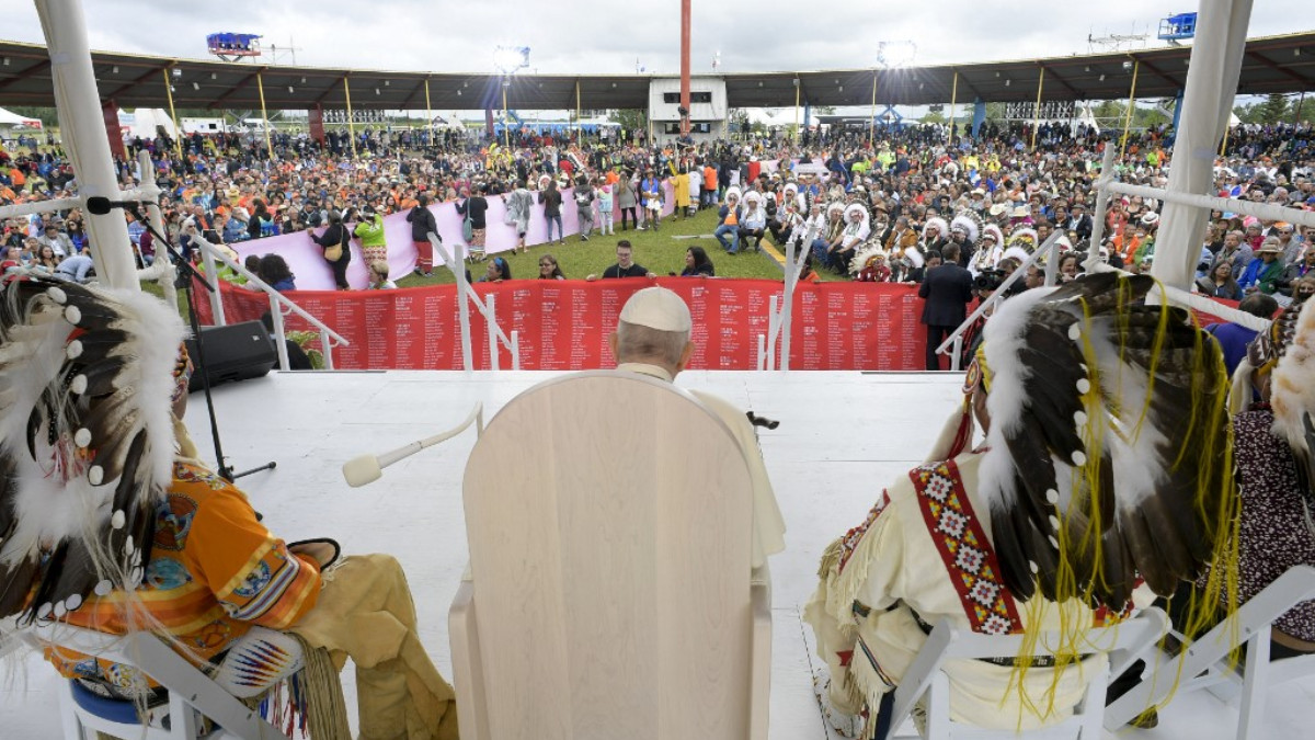 El arrepentimiento del Papa Francisco de 1.300 millones de católicos fue recibido con aplausos por una multitud de los pueblos originarios