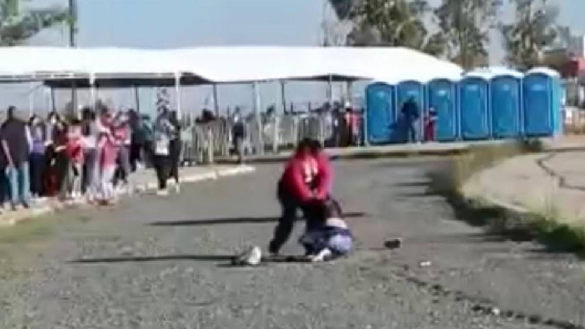 ¡El colmo! Captan pelea de mujeres en fila de vacunación en Querétaro