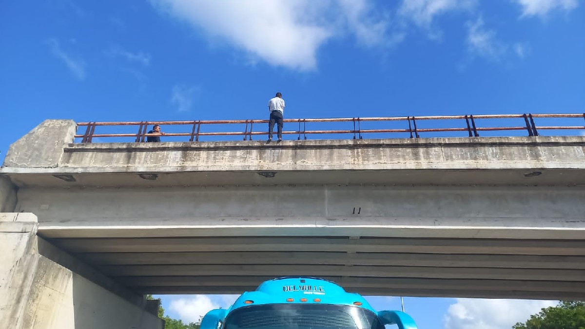 ¡Qué valientes! Polis salvan a hombre que quería saltar de un puente; ve video