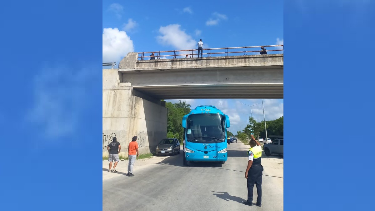 Playa del Carmen: Policías salvan a hombre; quería lanzarse de puente